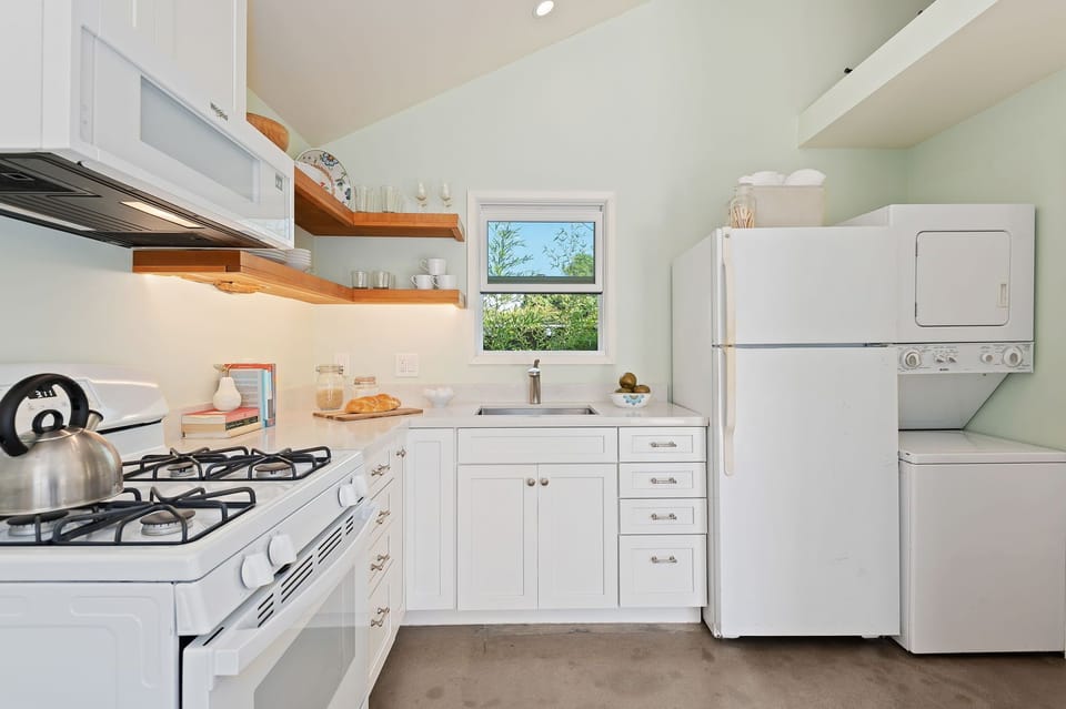 Kitchen area with washer and dryer