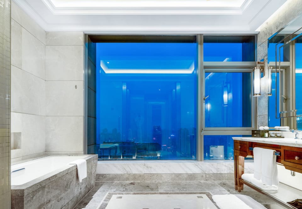 Combined shower/tub, hydromassage showerhead, designer toiletries