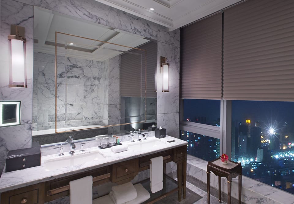 Club Suite, 1 King Bed | Bathroom | Combined shower/tub, hydromassage showerhead, designer toiletries