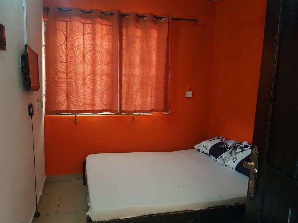 Single Room | Iron/ironing board, bed sheets