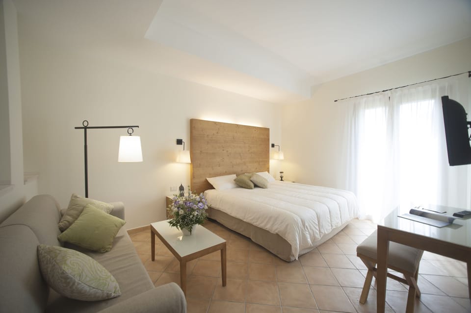 Deluxe Room, 1 Queen Bed, Courtyard View | Desk, soundproofing, bed sheets