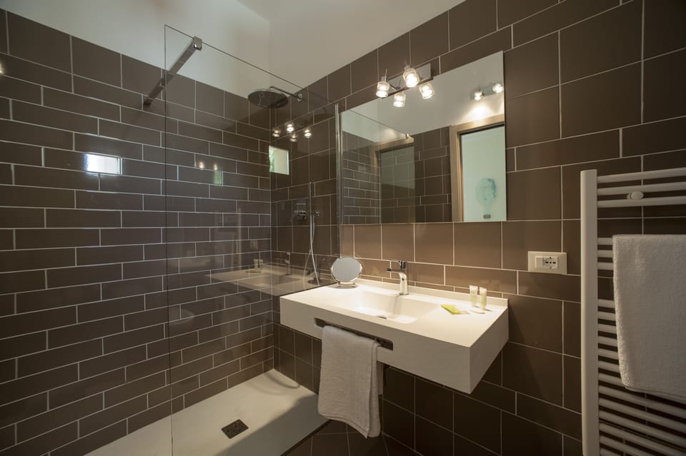 Rainfall showerhead, free toiletries, hair dryer, slippers