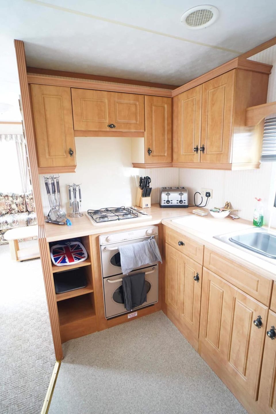 Bright fully equipped kitchen.