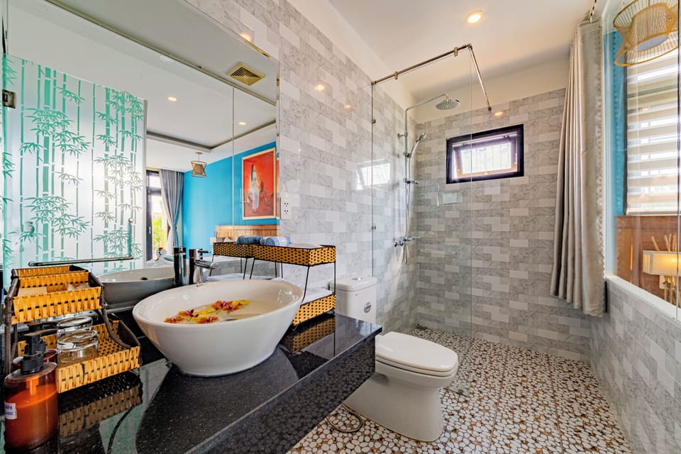 Deluxe Double or Twin Room | Bathroom | Rainfall showerhead, free toiletries, hair dryer, towels