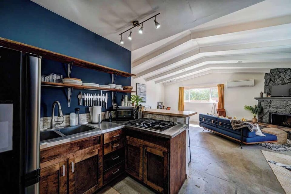 The kitchen offers a toaster oven, full fridge, stove top, coffee/tea, kettle, and microwave. 