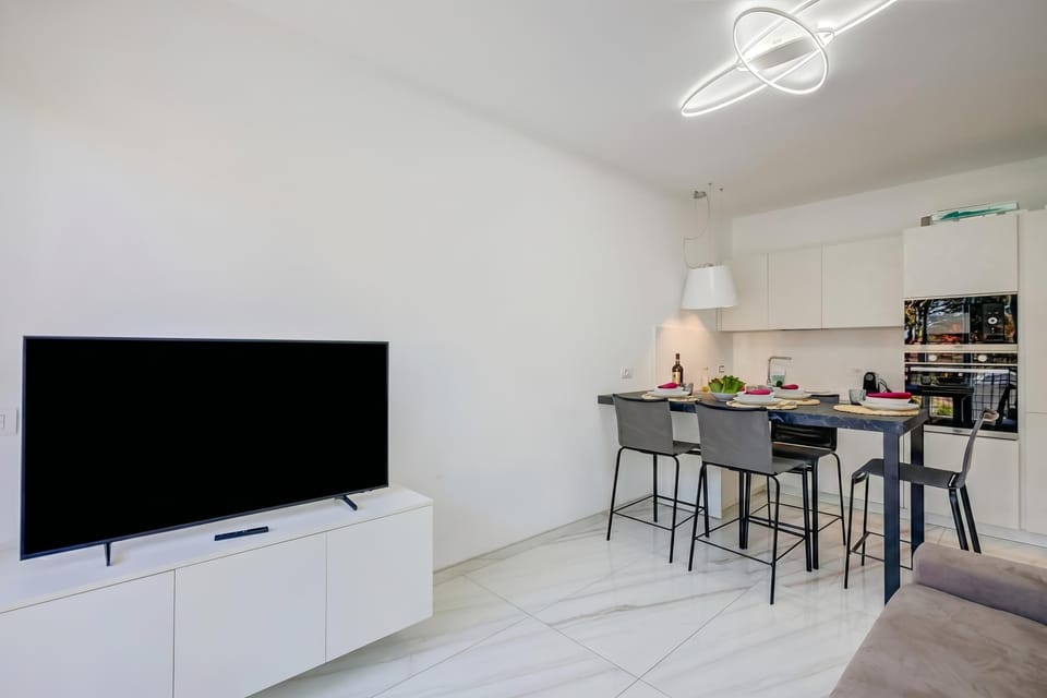 Standard Apartment, Multiple Bedrooms (Beachy Vibes- 900m from the beach) | Dining