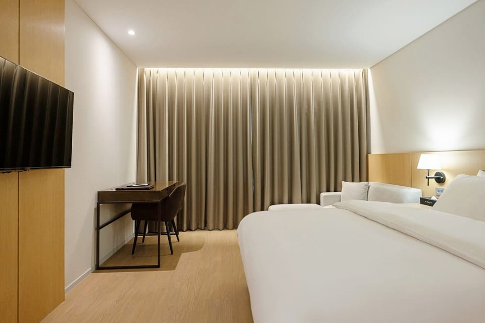 STANDARD QUEEN | Premium bedding, down comforters, in-room safe, individually decorated