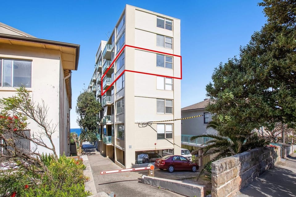 Building facade - apartment on the 3rd level up