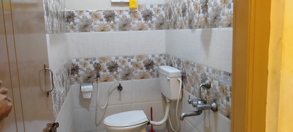 Deluxe Triple Room | Bathroom | Shower, rainfall showerhead, towels