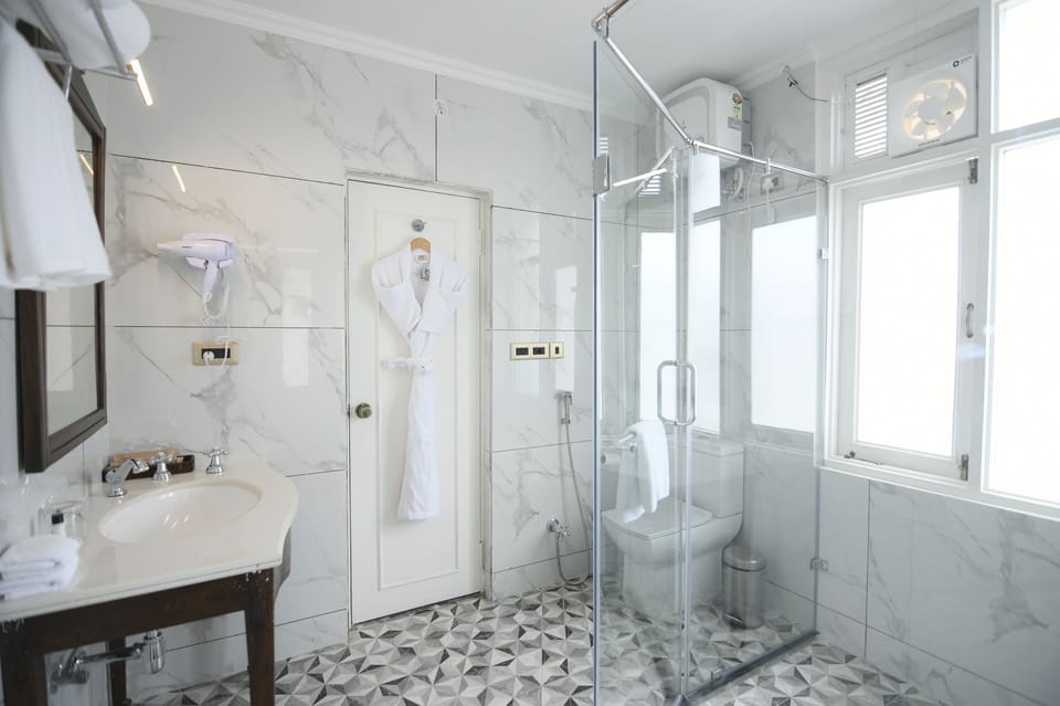 Premium Room | Bathroom | Shower, rainfall showerhead, free toiletries, hair dryer