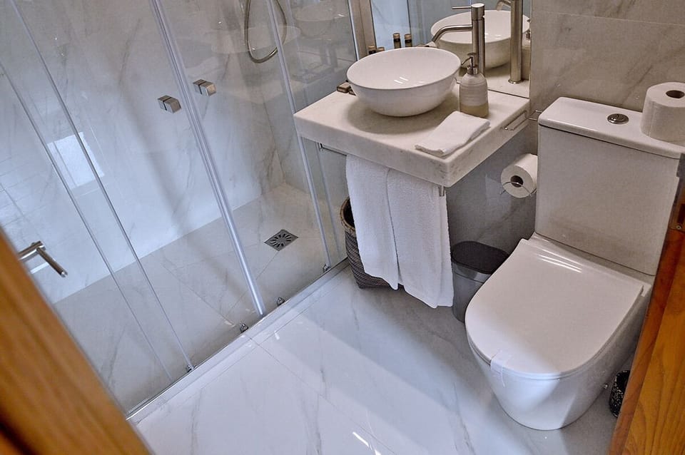Basic Cottage, 1 Bedroom, River View, Garden Area | Bathroom | Towels