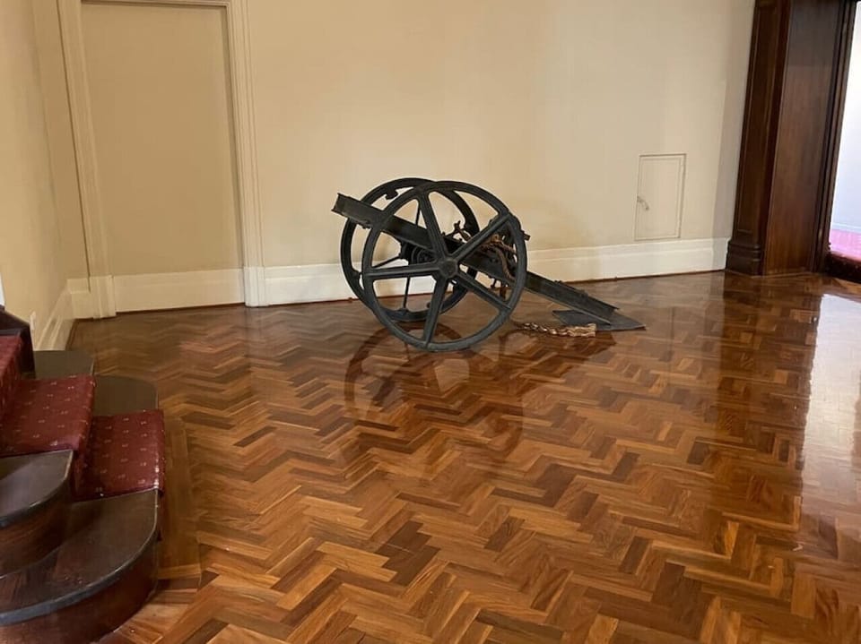 Building common area antique deco