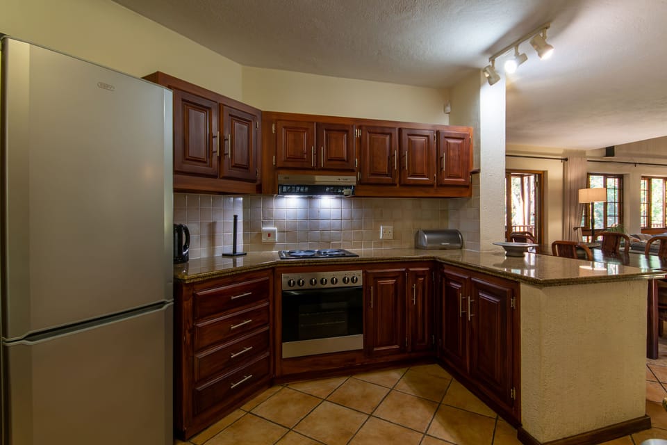 Full-size fridge, microwave, oven, stovetop