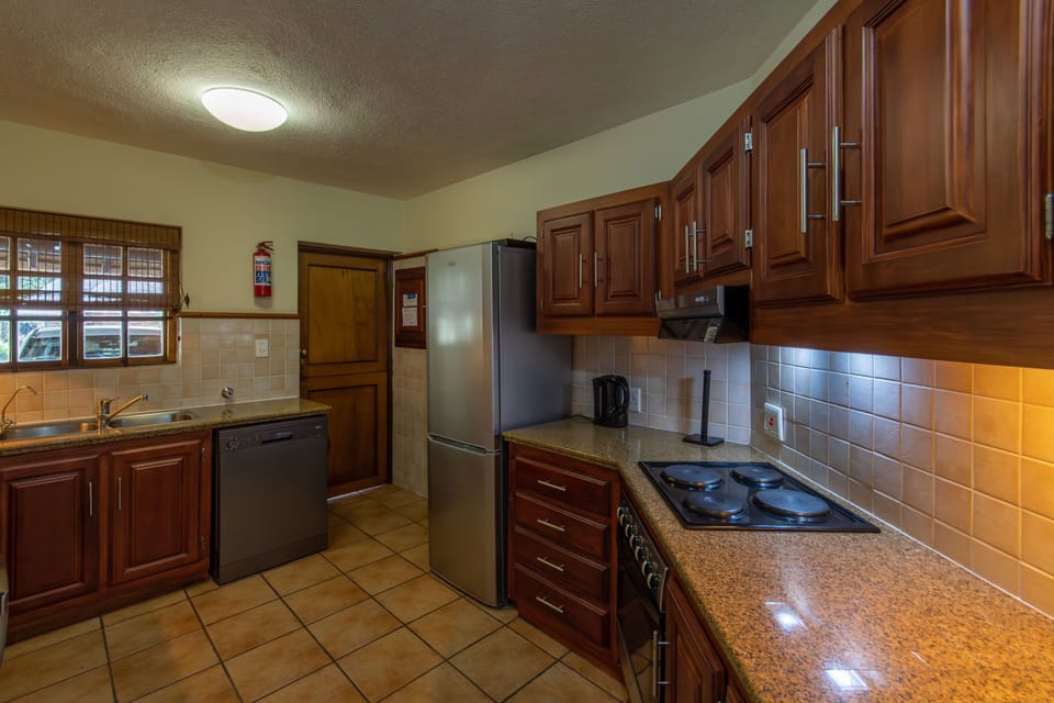 Full-size fridge, microwave, oven, stovetop