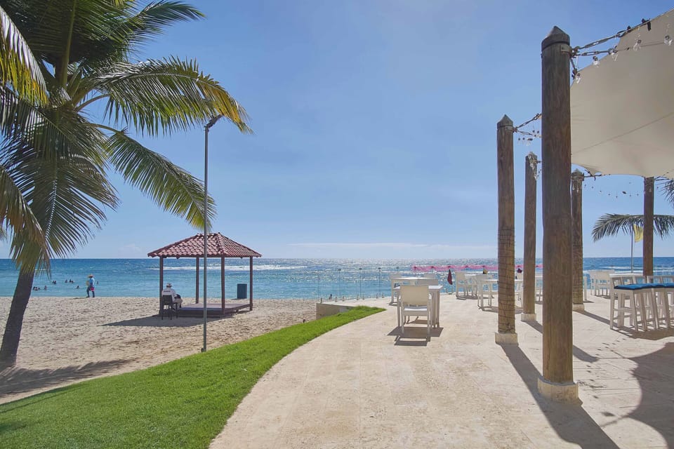 24/7 Security – Enjoy your stay knowing you’re in a private, gated community with professional security.