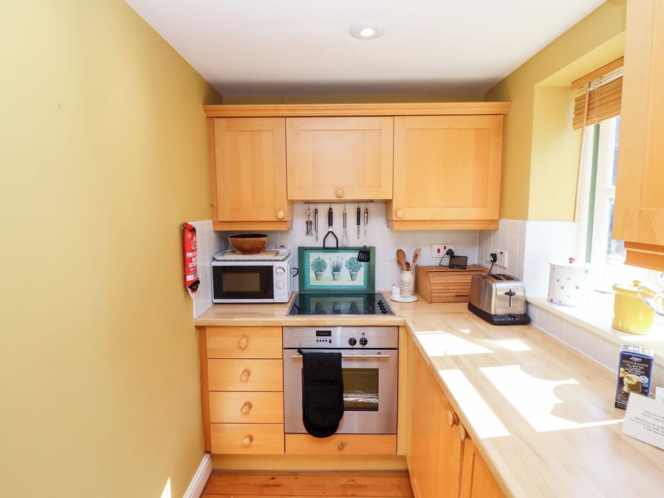 Cottage | Private kitchen | Fridge, cookware/dishes/utensils