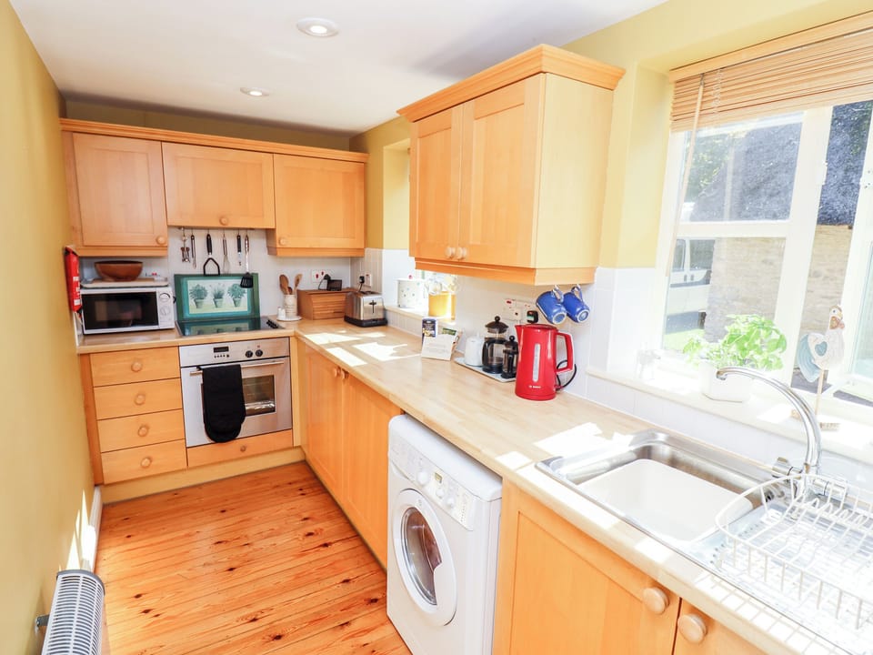 Cottage | Private kitchen | Fridge, cookware/dishes/utensils