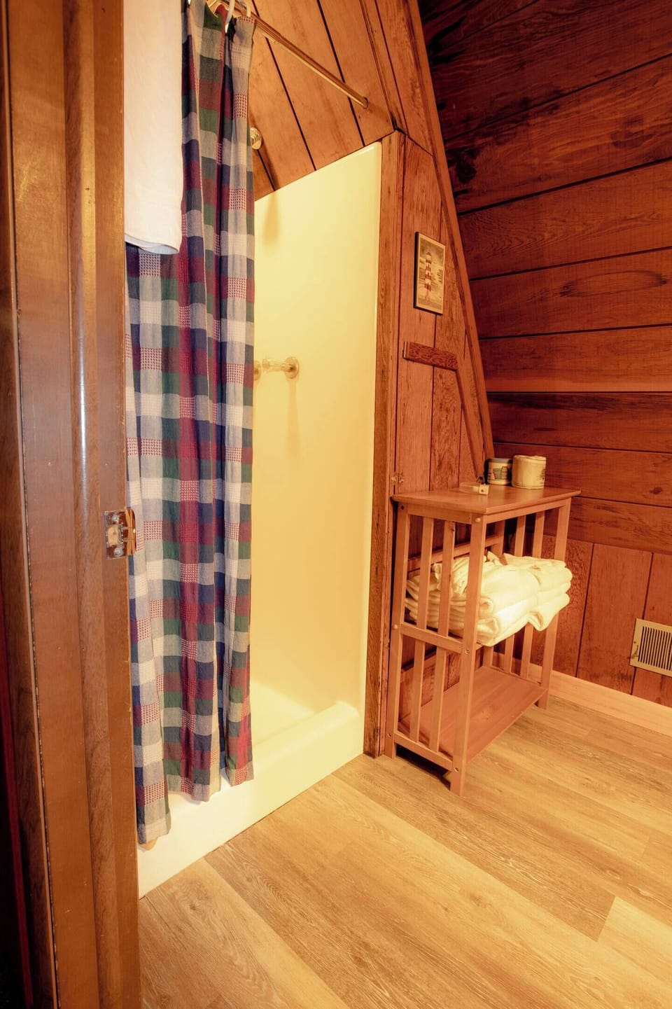 Full Bathroom 2 - Upper Level