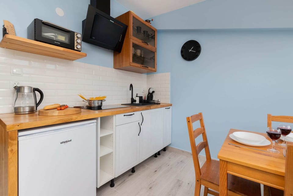 Fully equipped kitchenette with fridge with freezer, electric oven, electric kettle, coffee machine and toaster.