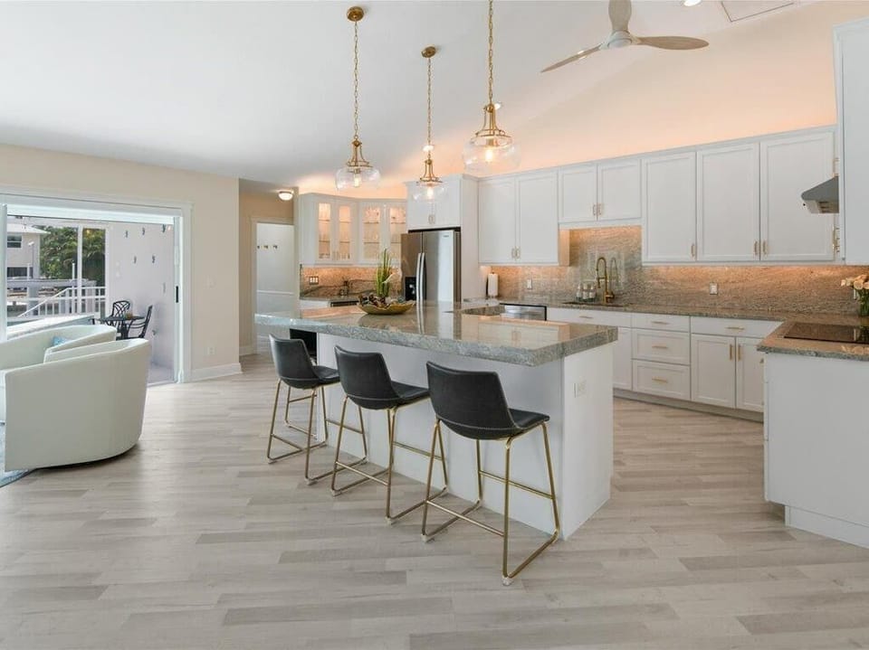 Beautiful Kitchen with Breakfast Bar/ Island