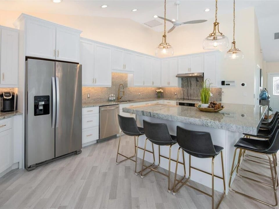 Kitchen with Large Island/Breakfast Bar