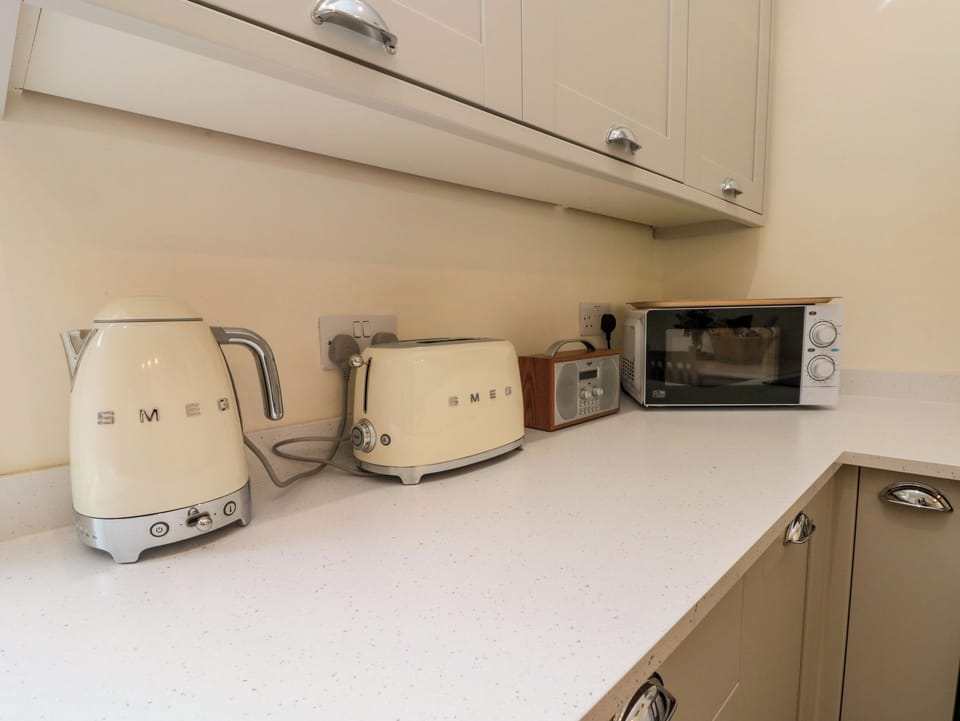 Cottage | Private kitchen | Fridge, dishwasher, electric kettle, toaster