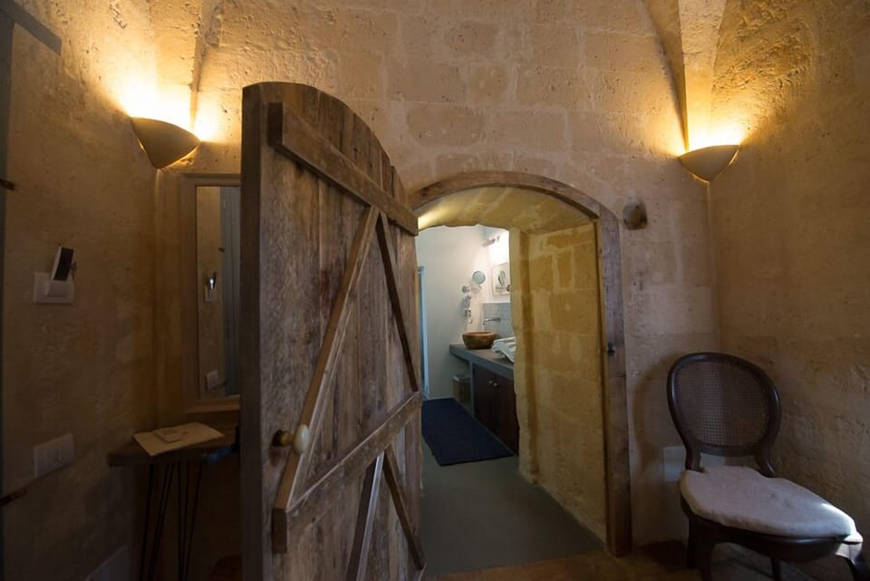 Deluxe Room, City View (1009) | Bathroom | Shower, free toiletries, hair dryer, towels