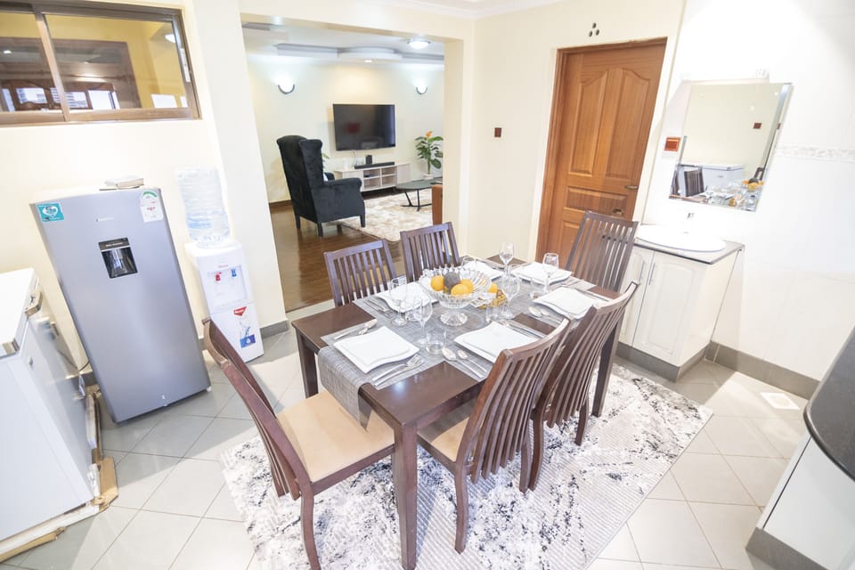 Classic Apartment, 3 Bedrooms, Ensuite | In-room dining