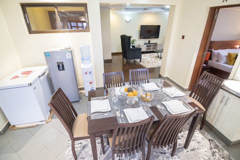 Classic Apartment, 3 Bedrooms, Ensuite | In-room dining