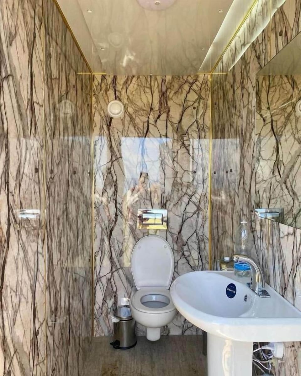 Traditional Double or Twin Room | Bathroom | Free toiletries