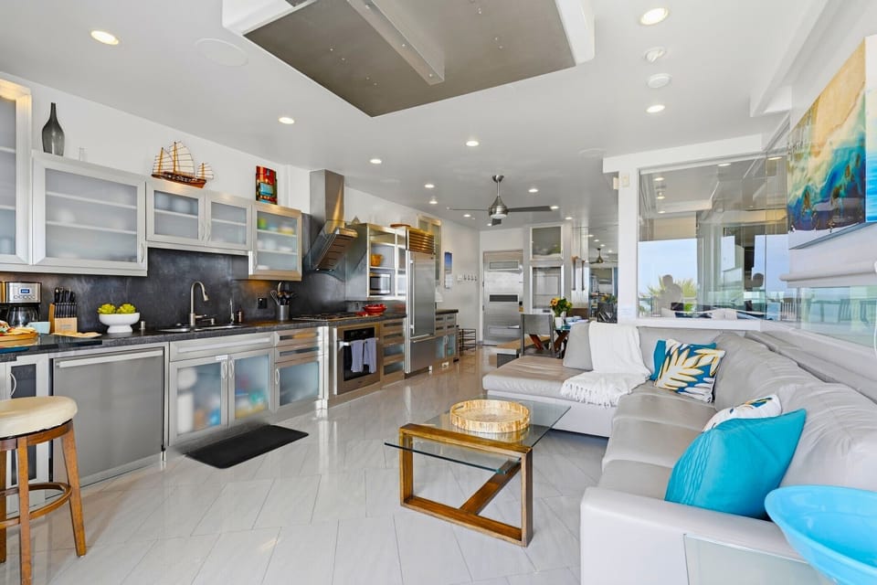 South Mission Beach 5 living area