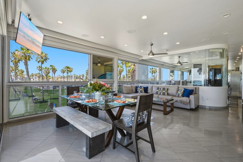 Dining with ocean and palm tree views