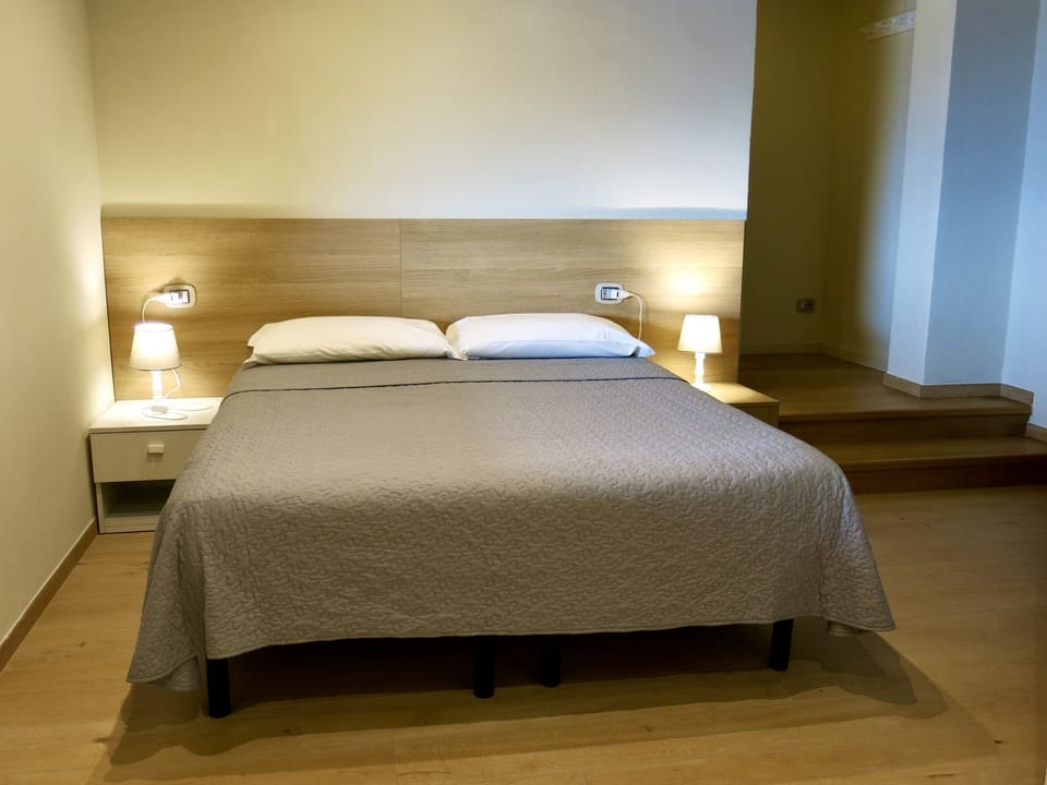 Double Room, Lake View | Desk, free WiFi, bed sheets