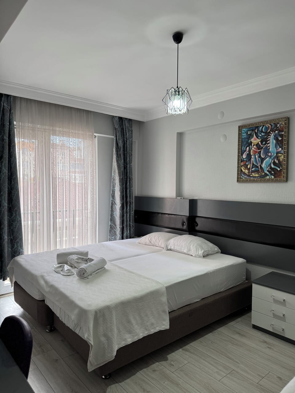 Select Comfort beds, desk, free WiFi, bed sheets
