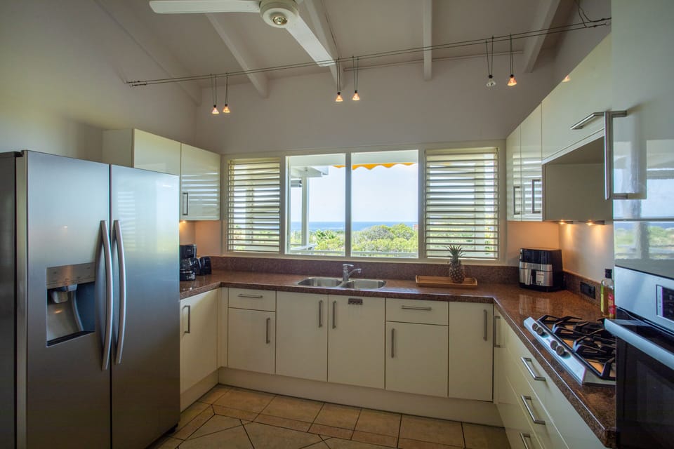 Fully equiped kitchen with ocean view