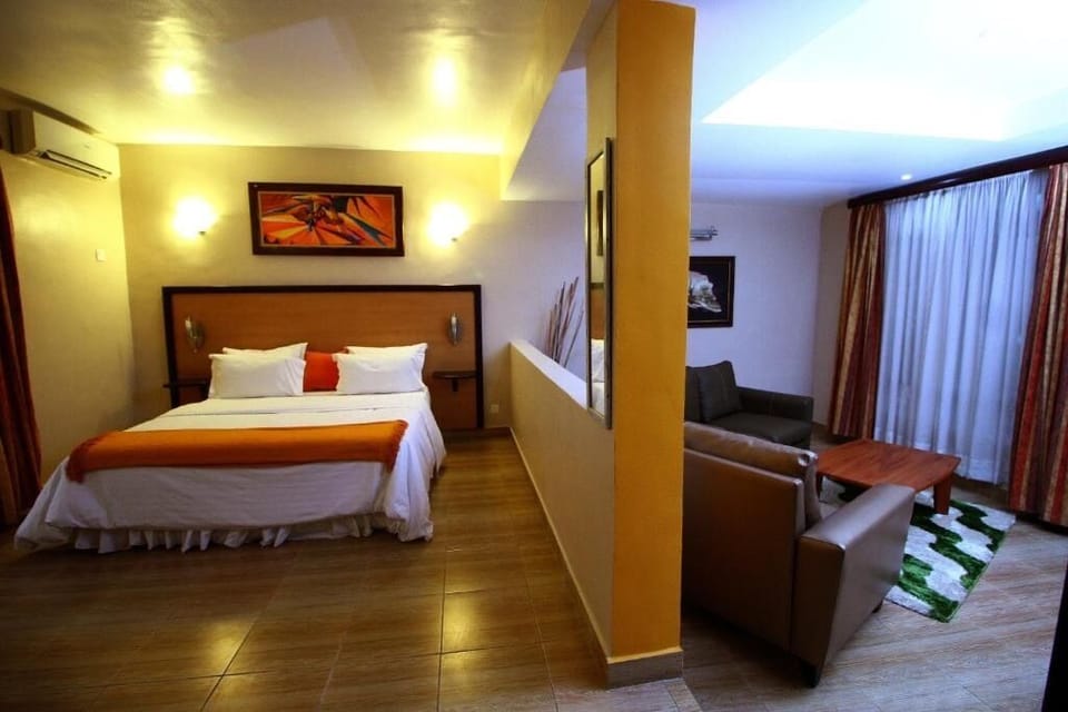 Deluxe Studio | Premium bedding, down comforters, pillowtop beds, minibar