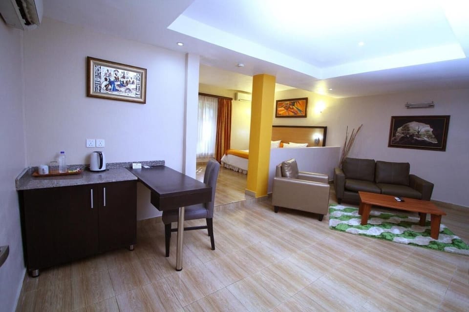 Deluxe Studio | Premium bedding, down comforters, pillowtop beds, minibar
