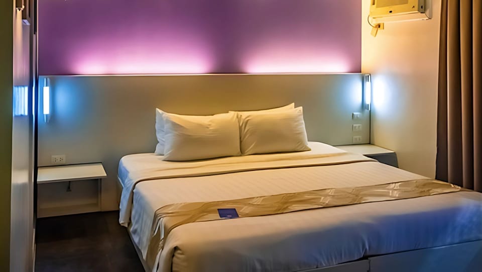 Premier Suite | In-room safe, desk, free WiFi, bed sheets
