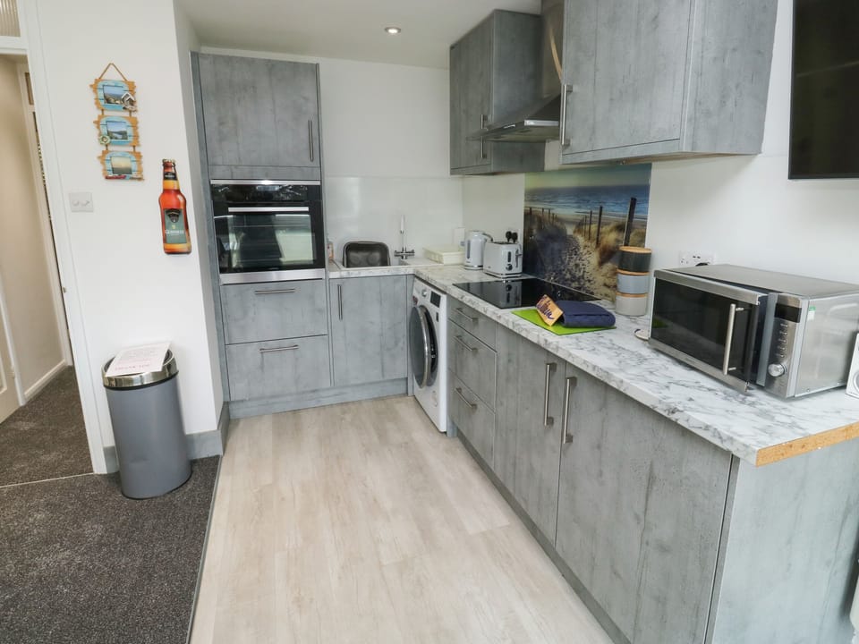Cottage | Private kitchen | Fridge, cookware/dishes/utensils