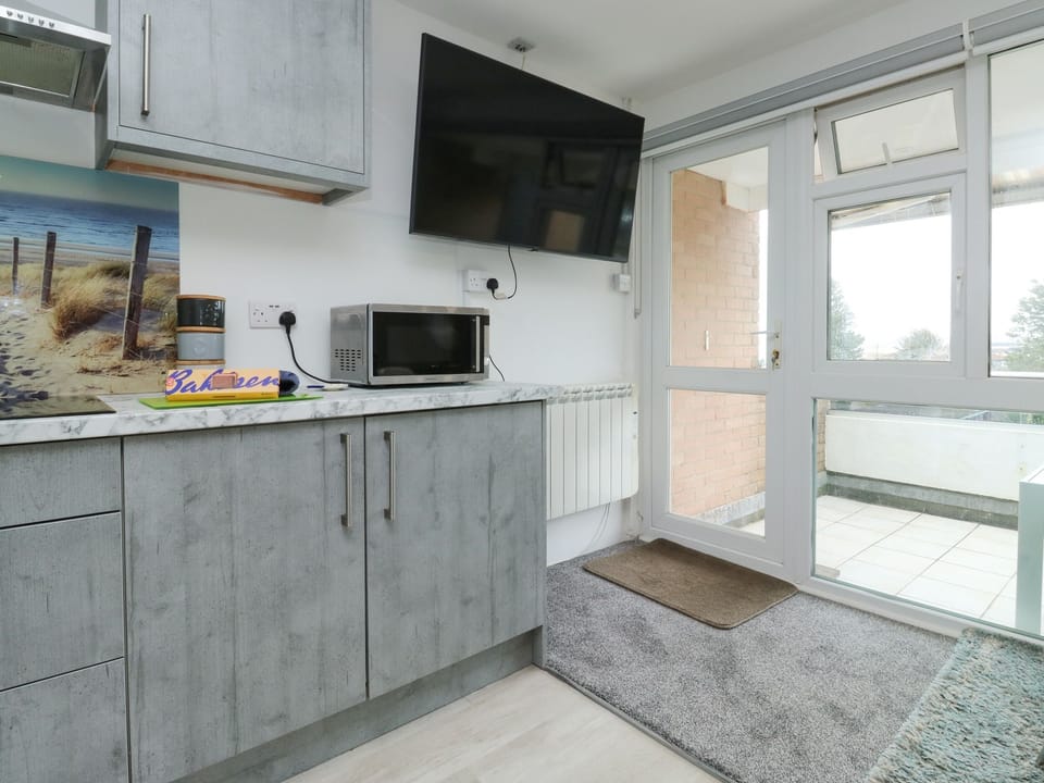 Cottage | Private kitchen | Fridge, cookware/dishes/utensils