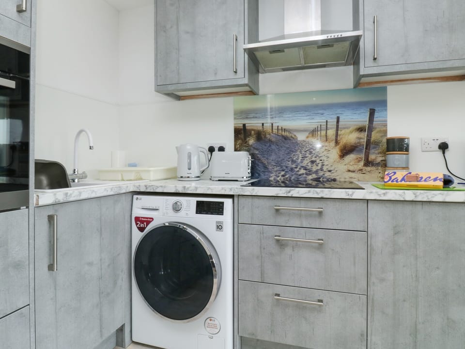 Cottage | Private kitchen | Fridge, cookware/dishes/utensils