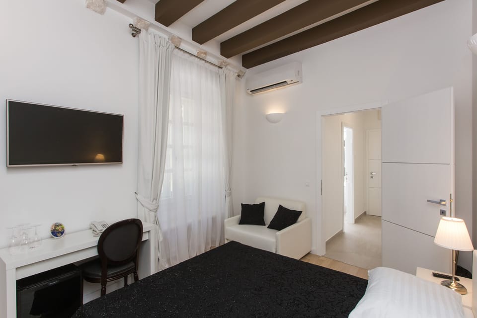 Classic Double Room | Soundproofing, free cribs/infant beds, free WiFi, bed sheets