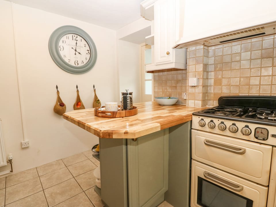 Fridge, dishwasher, toaster, cookware/dishes/utensils