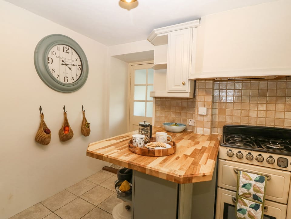 Fridge, dishwasher, toaster, cookware/dishes/utensils