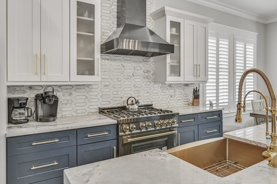House | Private kitchen | Coffee/tea maker, full-size fridge, microwave, oven