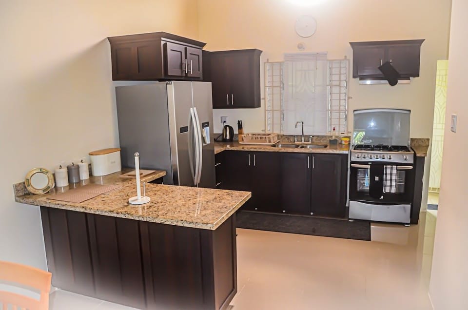 Deluxe House | Private kitchen | Full-size fridge, microwave, oven, stovetop