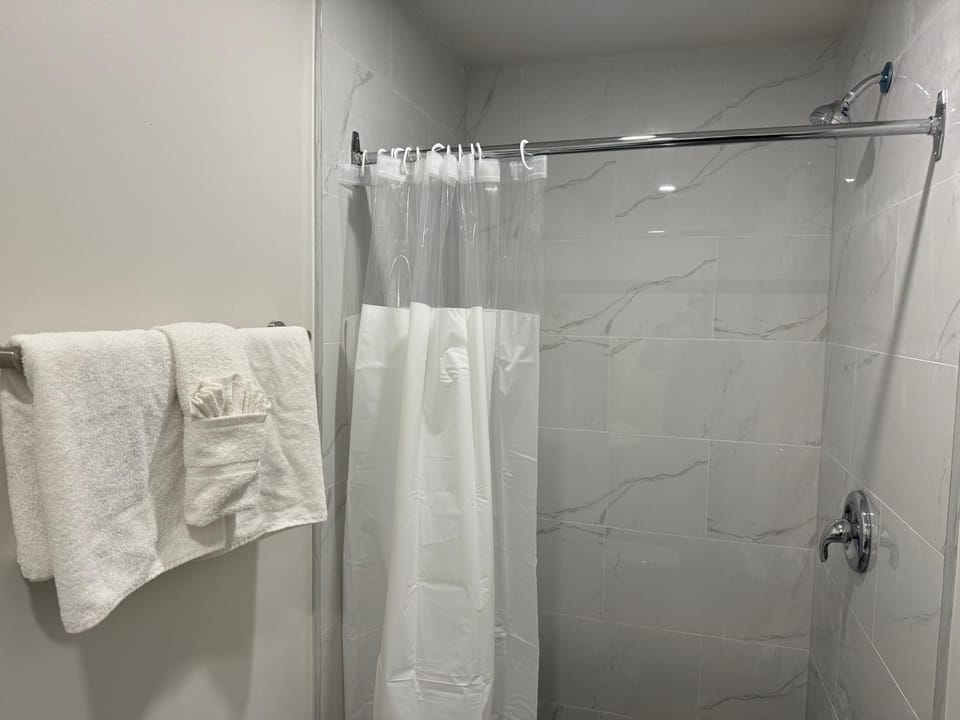 Luxury Single Room, 1 Queen Bed | Bathroom | Combined shower/tub, free toiletries, towels