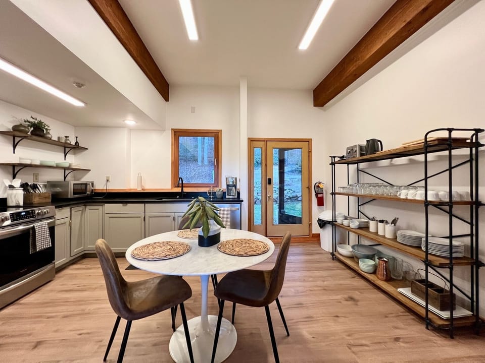 Huge Kitchen with Breakfast Table and Everything You Need!