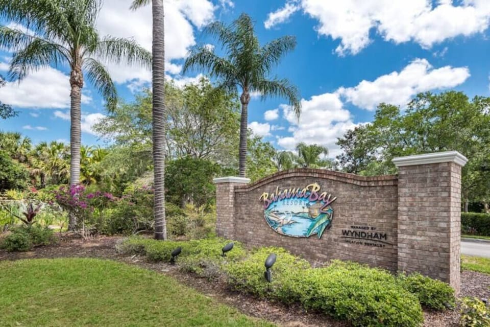 Bahama Bay Entrance