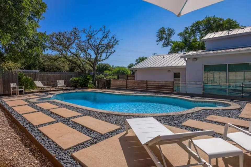 Beautiful pool (heated If requested). 